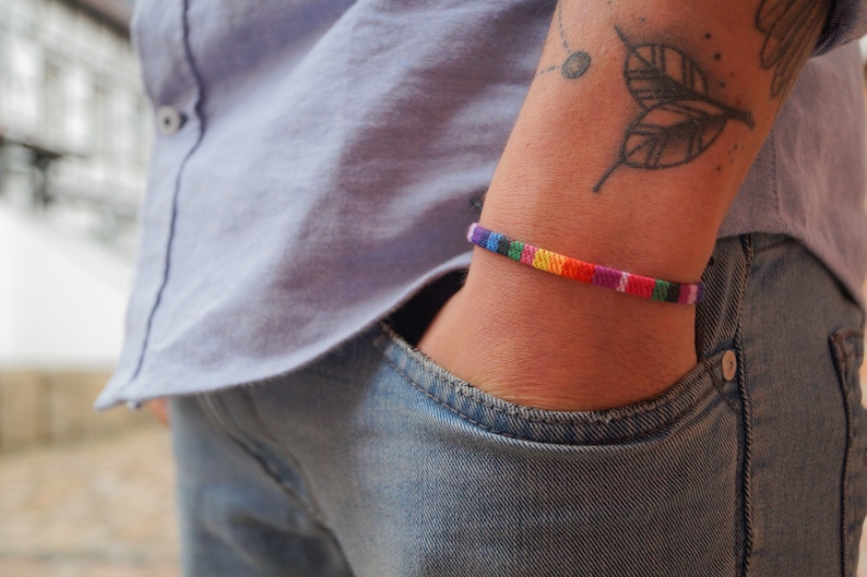 Bracelet de fierté pour hommes femmes et queers Bracelet LGBT CSD Festival dans le style Boho Ethno Fabriqué par Nami Handmade Rainbow Surfer Fabric Band image 3