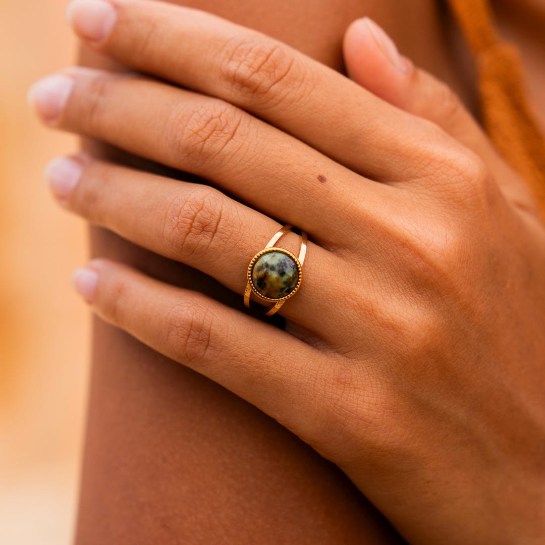 Made By Nami Gold Boho Ring Edelstahl | Größenverstellbar Mit Schwarzem Edelstein | Wasserfest