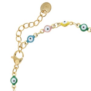 K&ouml;nnte beinhalten: Ein goldenes Kettenarmband mit mehreren bunten b&ouml;sen Augen-Anh&auml;ngern. Das Armband hat einen Karabinerverschluss.