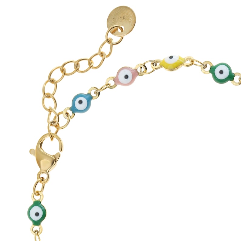K&ouml;nnte beinhalten: Ein goldenes Kettenarmband mit mehreren bunten b&ouml;sen Augen-Anh&auml;ngern. Das Armband hat einen Karabinerverschluss.