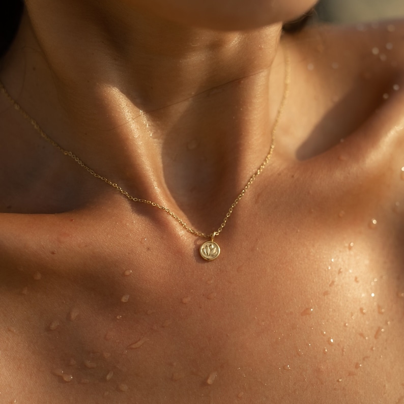 Halskette mit Lotus Blumen Anhänger Minimalistische Kette Damen Halskette aus Edelstahl Filigrane Goldkette Geschenk für Sie mit Box Bild 1