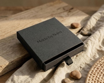 Gemaakt door Nami Gift Box voor sieraden. Premium sieradenverpakking, grijs/zwart. Selecteer 1 doos per artikel. Cadeauverpakking.