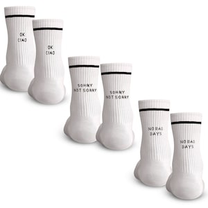 Weiße Tennissocken mit Spruch Retro Tennis Socken Weiss Crew Socks mit Print für Damen & Herren Lustige Socken Witzige Damensocken Bild 2