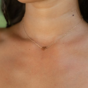 Halskette mit Herz Anhänger Silber oder Gold Minimalistische Herzkette Damen Halskette aus Edelstahl Geschenk für Sie inkl Geschenkbox Bild 3