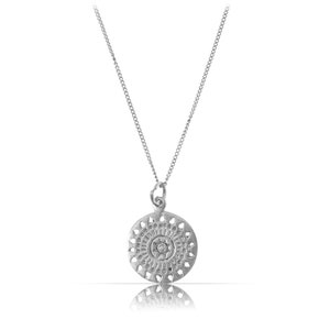 K&ouml;nnte beinhalten: Eine silberne Halskette mit einem runden Anh&auml;nger, der ein detailliertes Mandala-Design zeigt.