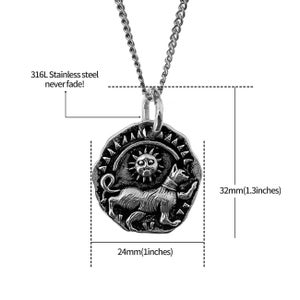 Pu&ograve; includere: Collana con pendente color argento con un design di cane e sole. Il pendente misura circa 2,4 cm di larghezza e 3,2 cm di lunghezza. Il testo "316L Stainless steel never fade!" &egrave; visibile.