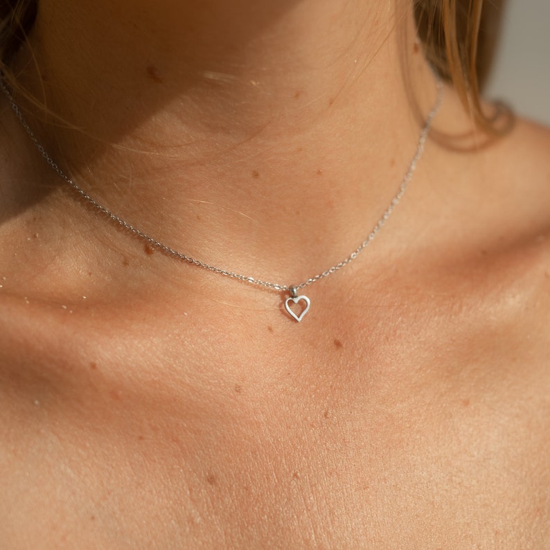 Halskette mit Herz Anhänger Silber oder Gold Minimalistische Herzkette Damen Halskette aus Edelstahl Geschenk für Sie inkl Geschenkbox Bild 2