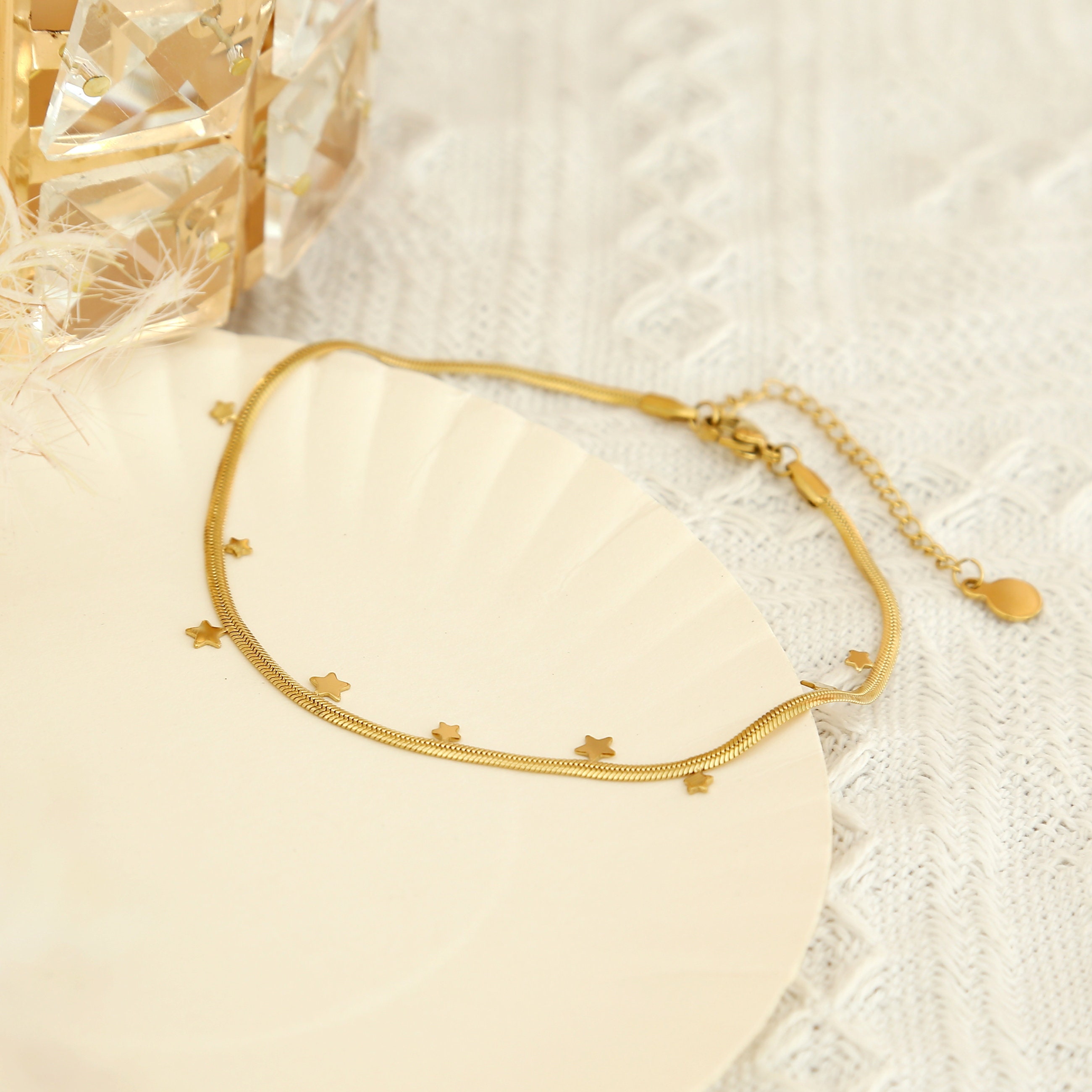 Kim Johanson Edelstahl Fußkettchen 'Alba' In Gold – Damen Fußkette Mit 6 Kugeln, Wasserfest, Verstellbar, Inkl. Schmuckbeutel – Filigraner Boho Schmuck