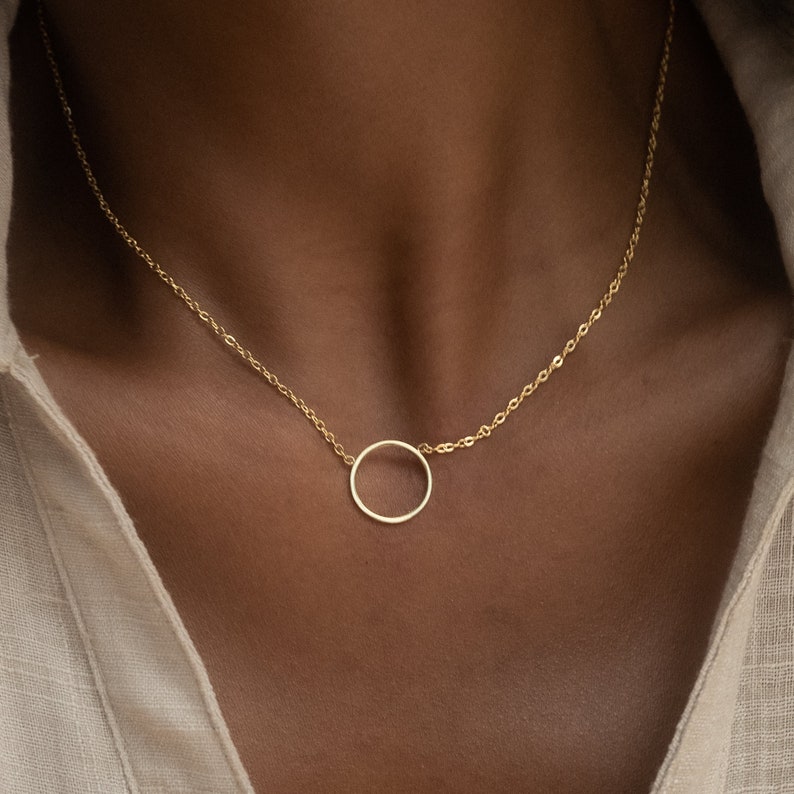 Halskette mit Kreis Anhänger Silber oder Gold Kreiskette Minimalistische Halskette Damen Halskette aus Edelstahl Geschenk für Sie Bild 1