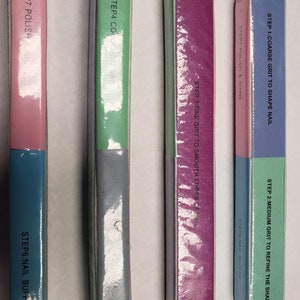 Puede incluir: Cuatro limas de uñas con diferentes niveles de grano para dar forma, refinar, alisar y pulir las uñas. Las limas están etiquetadas con los pasos 1 a 7, indicando el orden de uso. Las limas están codificadas por colores para una fácil identificación.