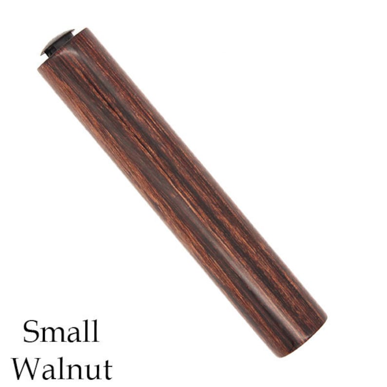 K&ouml;nnte beinhalten: Ein kleiner, walnussfarbener Holzstift mit schwarzer Kappe.