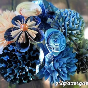 Peut inclure: Un bouquet de fleurs en papier dans des tons de bleu, pêche et crème. Les fleurs sont faites de papier et ont un aspect délicat et fait main. Le bouquet est parfait pour un mariage, une fête ou une occasion spéciale.
