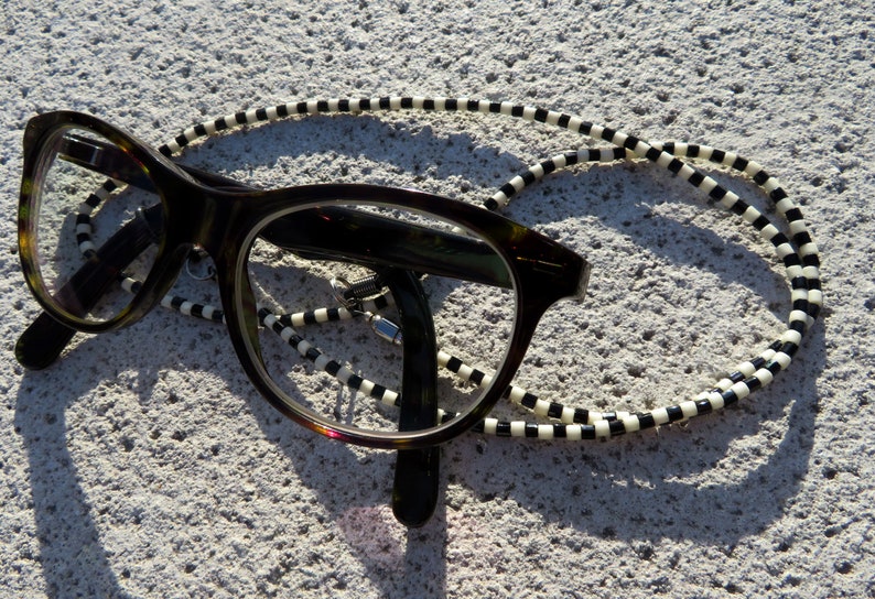 brownwhite Luxury finish redgrey redpink to enhance your frames Damier glasses cords in blackwhite French model.