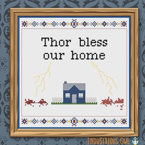Può includere: Schema di punto croce con una casa blu, due auto rosse e fulmini gialli. Il testo recita "Thor benedici la nostra casa".
