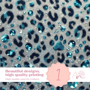 Pode incluir: Uma folha de vinil prateado com glitter com estampa de leopardo turquesa e strass turquesa. O vinil tem o texto "Beautiful designs, high quality printing" e "High-quality vinyl for crafters."