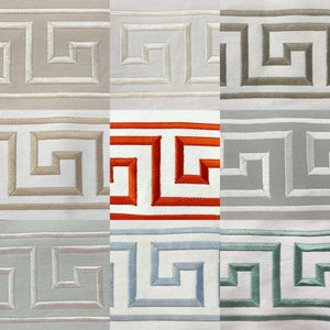 Può includere: Un collage di sei diversi campioni di tessuto con un motivo a chiave greca. I campioni sono di vari colori, tra cui beige, bianco, arancione, azzurro e verde.