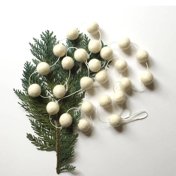 Guirlande de Pom Pom Blanche / Décor nordique de Noël / Noël / Felt Ball Garland Christmas / Handmade / White ball Garland / Snowball Garland