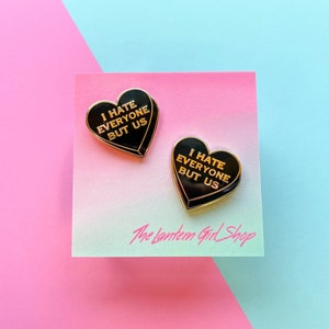 Limited Edition Black Heart "Jag hatar alla utom oss" Bästa vän Pin-set!