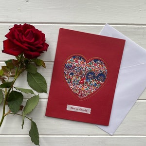 Cartão de Dia dos Namorados feito com tiras bordadas de tecido Liberty Lawn, cartão grande de coração romântico, cartão feito à mão 'You're Lovely', em branco por dentro