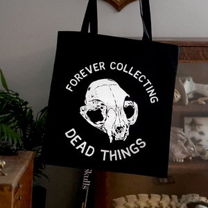 Bolsa de tela orgánica con calavera de gato, diseño serigrafiado con ilustración de taxidermia, 'DEAD THINGS', de Vector That Fox