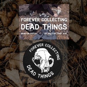 Könnte beinhalten: Schwarz-weißes Bügeleisen-Patch mit Totenkopf- und Knochen-Design. Das Patch lautet "Forever Collecting Dead Things".