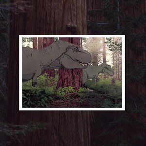 Dinosaures | Un tyrannosaure rex rencontre un ami ou un ennemi dans une forêt | Impression d'art A3 de haute qualité sur du papier cartonné blanc 300 g, par Vector That Fox