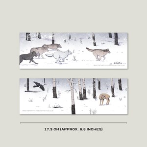 Puede incluir: Un conjunto de dos marcap&aacute;ginas ilustrados que representan una escena de bosque nevado. El marcap&aacute;ginas superior muestra una manada de lobos corriendo por la nieve. El marcap&aacute;ginas inferior muestra un ciervo solitario de pie en la nieve con un cuervo volando por encima. Los marcap&aacute;ginas miden 17,3 cm (aproximadamente 6,8 pulgadas) de largo.