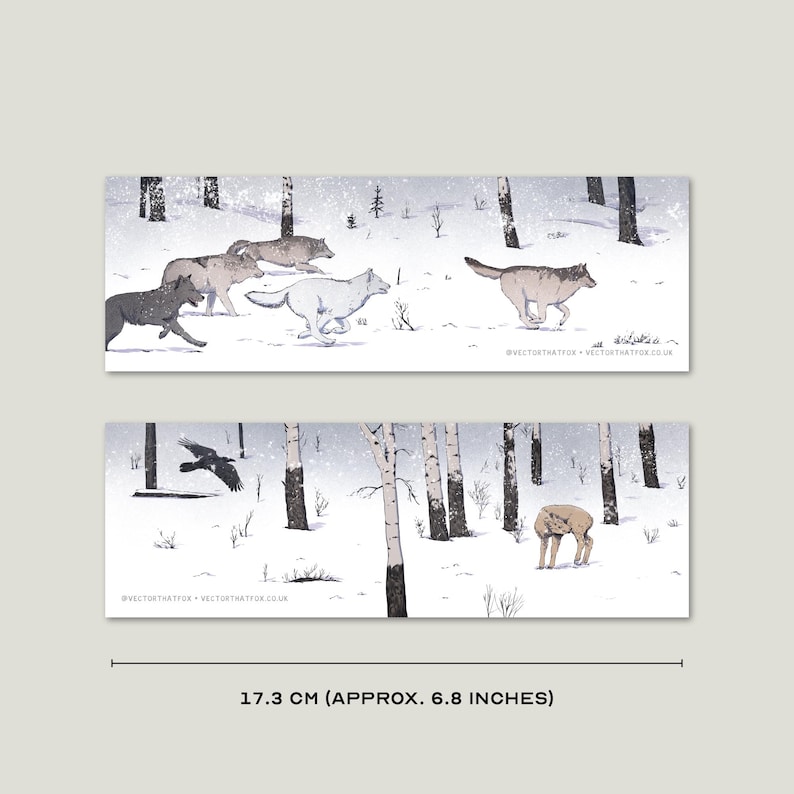 Puede incluir: Un conjunto de dos marcap&aacute;ginas ilustrados que representan una escena de bosque nevado. El marcap&aacute;ginas superior muestra una manada de lobos corriendo por la nieve. El marcap&aacute;ginas inferior muestra un ciervo solitario de pie en la nieve con un cuervo volando por encima. Los marcap&aacute;ginas miden 17,3 cm (aproximadamente 6,8 pulgadas) de largo.
