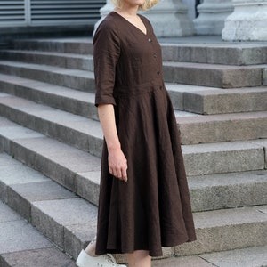 Vestido de linho: Vestido de maternidade marrom com corte A para o verão