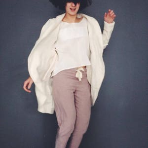 Leinen Pyjama Set, Leinen Kleidung, Sleepwear passende Set, Kimono Leinen Robe, staubige Rose Leinen Hose, weiße Leinen Shirt, Leinen Home Wear