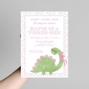 Zaproszenie na urodziny w dziewczęce dinozaury | Edytowalne zaproszenie na urodziny w dinozaury | Różowe zaproszenie na urodziny w dinozaury | Pastelowe zaproszenie w dinozaury | Zaproszenie w preppy dinozaury zdjęcie 4