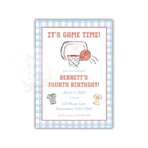 Könnte beinhalten: Eine Geburtstagseinladung zum Thema Basketball mit einem blau-weiß karierten Rand. Der Text "IT'S GAME TIME!" steht oben, mit einer Illustration eines Basketballs und eines Korbs. Die Einladung lautet "BENNETT'S FOURTH BIRTHDAY!" mit Datum, Uhrzeit und Ortsangaben.