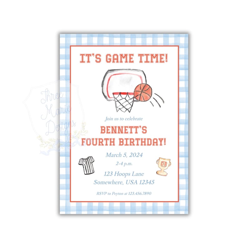 Op de afbeelding: Een uitnodiging voor een verjaardag met basketbalthema met een blauw-witte ruitrand. De tekst "IT'S GAME TIME!" staat bovenaan, met een illustratie van een basketbal en een basket. De uitnodiging luidt "BENNETT'S FOURTH BIRTHDAY!" met datum, tijd en locatie details.