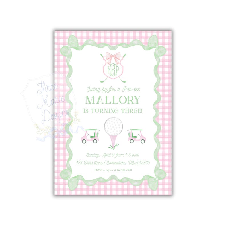 Puede incluir: Una invitaci&oacute;n de cumplea&ntilde;os de golf rosa y verde con un patr&oacute;n de cuadros. La invitaci&oacute;n dice "Swing by for a Par-tee Mallory is turning three!" e incluye una fecha, hora y direcci&oacute;n.