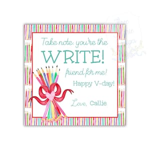 Pode incluir: Um cartão quadrado com fundo branco, borda vermelha e detalhes de lápis coloridos. O cartão apresenta o texto "Take note: you're the WRITE! friend for me! Happy V-day! Love, Callie" e um grupo de lápis amarrados com uma fita vermelha.