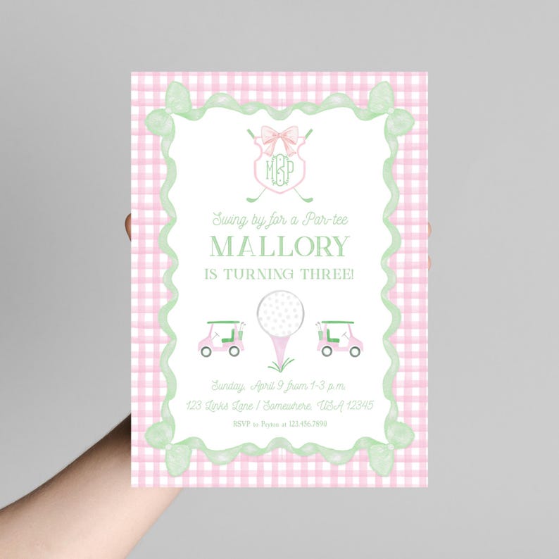 Puede incluir: Invitaci&oacute;n de cumplea&ntilde;os de golf rosa y verde con un patr&oacute;n de cuadros. La invitaci&oacute;n dice "Swing by for a Par-tee Mallory is turning three!" e incluye la fecha, la hora y la ubicaci&oacute;n de la fiesta.