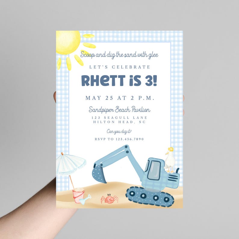 Puede incluir: Tarjeta de invitaci&oacute;n azul y blanca para una fiesta de tercer cumplea&ntilde;os. La tarjeta presenta una ilustraci&oacute;n de acuarela de una escena de playa con un sol, una excavadora, arena y un cangrejo. El texto incluye el nombre "Rhett", la fecha, la hora y el lugar.