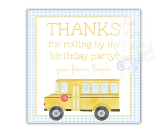 Può includere: Un autobus scolastico giallo con un bordo a scacchi blu e bianco. Il testo "THANKS for rolling by my birthday party! your friend, Cooper" è scritto sulla carta.