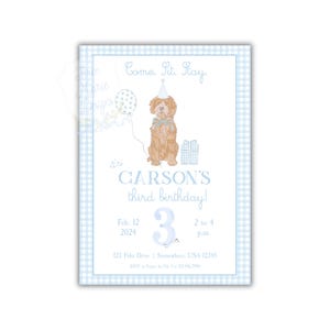 Op de afbeelding: Verjaardagsuitnodiging met lichtblauw en wit ruitpatroon. De uitnodiging toont een aquarel illustratie van een hond met een feesthoed en een vlinderdas. De tekst luidt "Come. Sit. Stay." en "Carson's third birthday!"