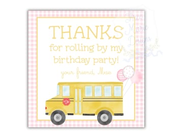 Op de afbeelding: Vierkante kaart met een roze ruitjesrand en een gele rand. De kaart heeft een gele schoolbusillustratie met de tekst "THANKS for rolling by my birthday party!" en "your friend, Mae."