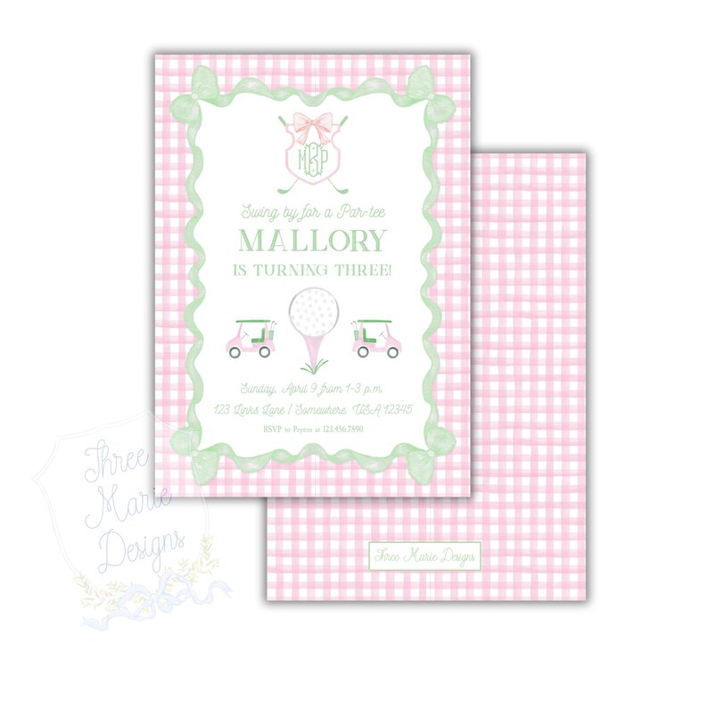 Puede incluir: Una invitaci&oacute;n de cumplea&ntilde;os de golf rosa y verde con fondo blanco. La invitaci&oacute;n dice "Swing by for a Par-tee Mallory is turning three!" con un gr&aacute;fico de carrito de golf y pelota de golf. La invitaci&oacute;n tambi&eacute;n incluye la fecha, la hora y la ubicaci&oacute;n de la fiesta.