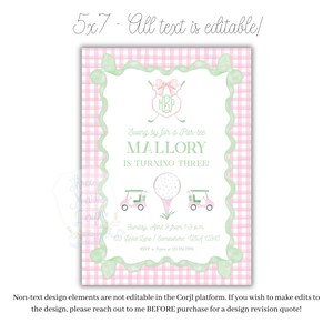 Puede incluir: Una invitaci&oacute;n de cumplea&ntilde;os de golf rosa y verde con un patr&oacute;n de cuadros. La invitaci&oacute;n dice "Swing by for a Par-tee Mallory is turning three!" e incluye una pelota de golf, un carrito de golf y un lazo con monograma.