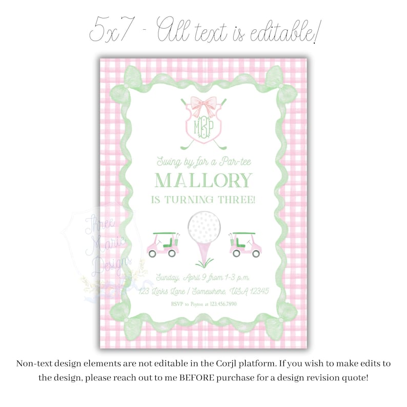 Puede incluir: Una invitaci&oacute;n de cumplea&ntilde;os de golf rosa y verde con un patr&oacute;n de cuadros. La invitaci&oacute;n dice "Swing by for a Par-tee Mallory is turning three!" e incluye una pelota de golf, un carrito de golf y un lazo con monograma.