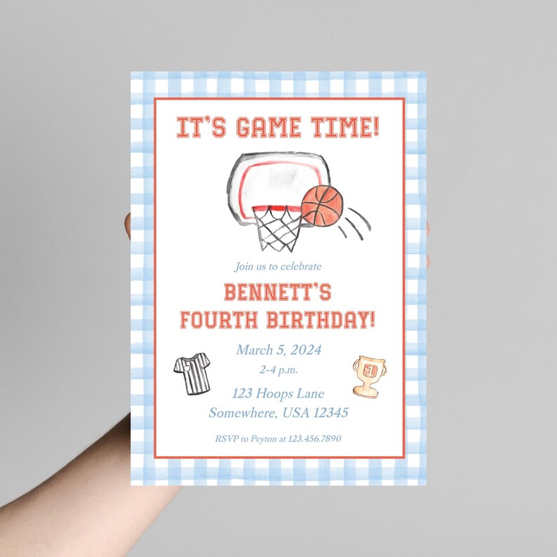 Op de afbeelding: Een verjaardagsuitnodiging met basketbalthema met een blauwe gingham rand. De uitnodiging luidt "IT'S GAME TIME!" en kondigt Bennett's vierde verjaardag aan. Bevat een basketbalring-afbeelding, een shirt en een trofee.
