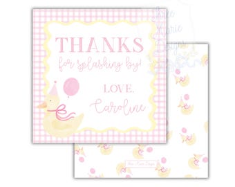 Può includere: Biglietti di ringraziamento per baby shower rosa e gialli. La carta principale ha uno sfondo a quadretti rosa con un bordo smerlato giallo. Il testo recita "GRAZIE per esserti divertito! LOVE, Caroline." È presente un'anatra gialla con cappello da festa e palloncino.