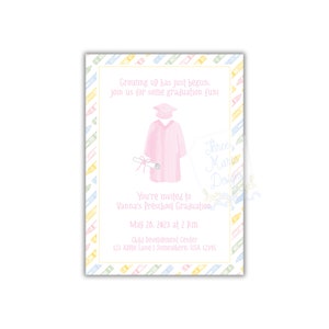 Faire-part de remise des diplômes pastel | faire-part de remise des diplômes d'âge préscolaire | L'obtention du diplôme de maternelle | Auto-édition | Bonnet et robe roses | Remise des diplômes en garderie image 2