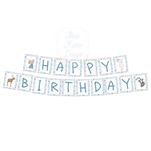 Może przedstawiać: Baner Happy Birthday składający się z prostokątnych kart z jasnoniebieską obwódką w kratkę vichy. Każda karta zawiera niebieską literę tworzącą napis, przeplataną ilustracjami łosia, kota, świni i czarnego kota.
