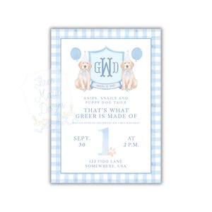 Könnte beinhalten: Eine Einladung auf blau-weißem Gingham-Muster mit einer Aquarell-Illustration von zwei Golden Retriever-Welpen, die Partyhüte tragen. Der Einladungstext lautet: "GWD Greek is One! Snips, Snails and Puppy Dog Tails That's What Greer is Made Of Wag on over to celebrate his first birthday Sept. 30 at 2 p.m. 123 Fido Lane Somewhere, USA"