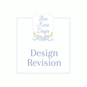 Puede incluir: Un cuadrado blanco con un borde azul contiene el texto "Design Revision" en azul. Encima del texto hay un logotipo azul y blanco con el texto "Three Marie Designs" en una fuente cursiva.