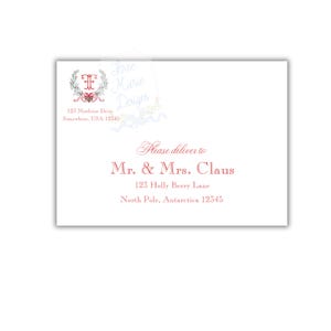 Puede incluir: Un sobre blanco con texto rojo y una corona y un lazo decorativos. El texto dice: "Por favor, entregar a Sr. y Sra. Claus, 123 Holly Berry Lane, Polo Norte, Antártida 12345."